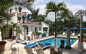 Hotel Bajo El Volcan